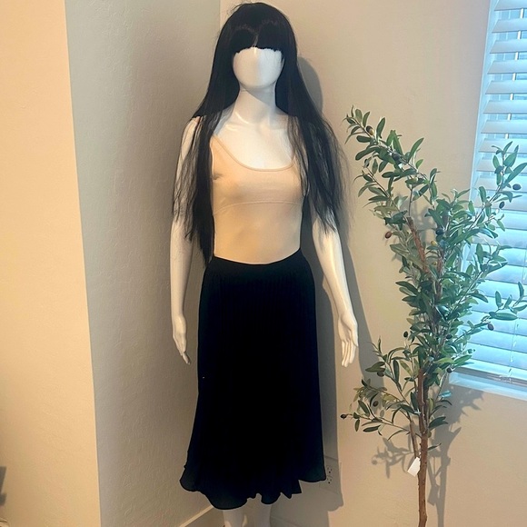 Elegant Black Pleated Skirt - Picture 1 of 4